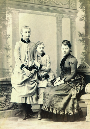 1 Сестры. В центре- Вера Боянус. Москва, середина 80-х гг. XIX в.